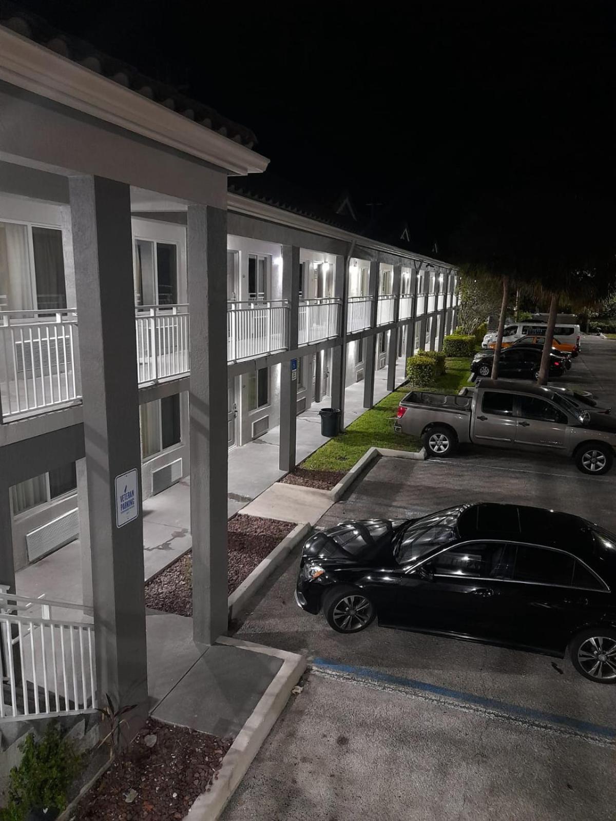 Super 8 Motel By Wyndham Near Fort Lauderdale Arpt Dania Beach Dış mekan fotoğraf